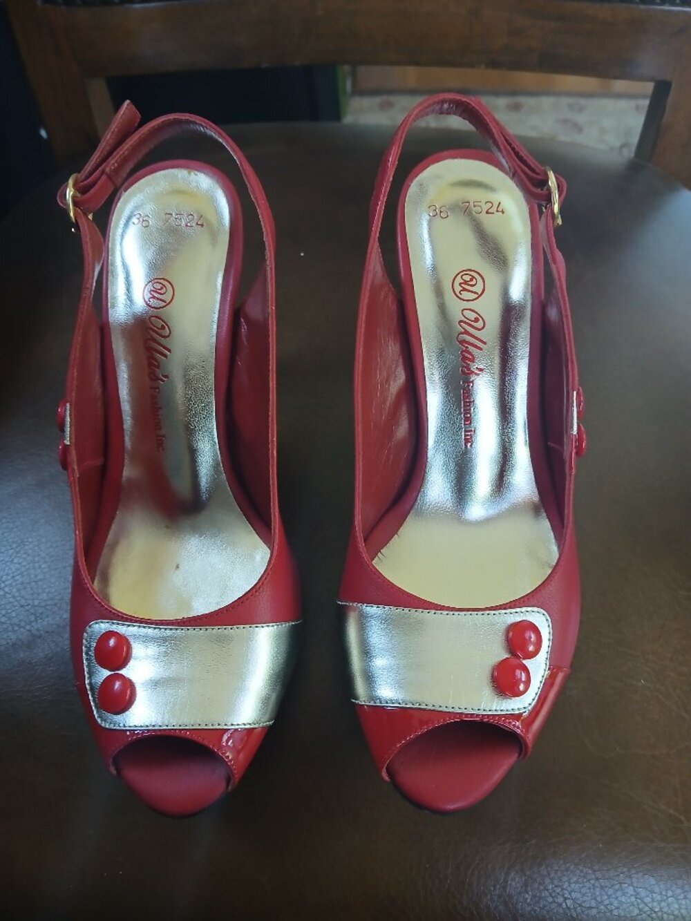 Short heeled leather pumps in red and gold.